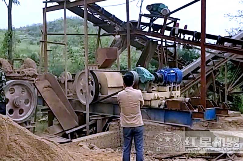 齿辊破碎机加工鹅卵石机制砂现场 齿辊破碎机加工鹅卵石机制砂现场