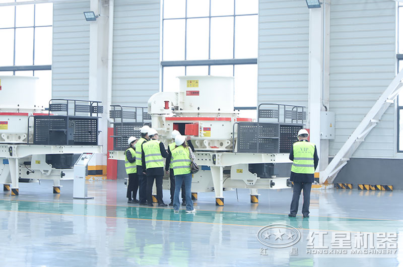 客户来厂考察鹅卵石制砂设备 客户来厂考察鹅卵石制砂设备